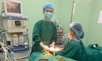 Ngồi chơi trước cửa, bé trai 5 tuổi bị chó lạ lao vào cắn