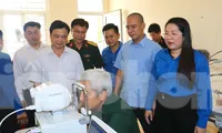 Hội LHTN, Hội Thầy thuốc trẻ tỉnh Nghệ An và báo Tiền Phong khám, phát thuốc miễn phí cho người dân