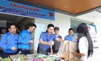 Đoàn viên đổi cây xanh lấy phế liệu, hỗ trợ người dân làm dịch vụ công