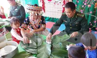 Lính quân hàm xanh tổ chức gói bánh chưng Tết cùng người dân và các em học sinh