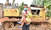 Tặng giấy khen cho học sinh lớp 4 cứu người đuối nước