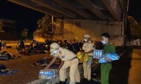 Công an hỗ trợ thực phẩm, sửa xe giúp người dân về quê trong đêm mưa