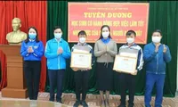 Trao bằng khen cho hai học sinh lớp 7 nhặt được 19 triệu đồng trả lại người đánh rơi