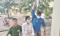 Nữ sinh Hà Tĩnh vừa truyền nước vừa thi THPT