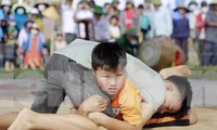 Nghìn người đến xem lễ hội đấu vật ở Hà Tĩnh