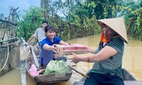 Thanh niên chèo thuyền vượt lũ đưa thực phẩm trao tay người dân