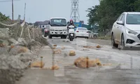 Khốn khổ di chuyển qua đoạn thi công cầu vượt cao tốc ở Hà Tĩnh