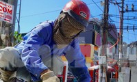 Lao động mưu sinh giữa nắng nóng khắc nghiệt