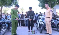 Triệu tập nhóm đối tượng mang dao, kiếm, vỏ chai hỗn chiến giữa phố