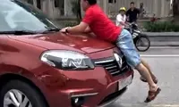 Xôn xao clip người đàn ông bám nắp capo trên chiếc xe đang chạy