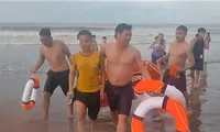 Trưởng công an xã cùng người dân lao mình giữa sóng dữ cứu nam sinh đuối nước
