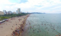 Biển Cửa Lò chật kín người ngày nghỉ lễ