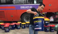 Hơn 2.000 lít dầu nhớt không nguồn gốc 'đi' xe khách trên quốc lộ
