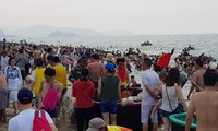 Hơn 2 vạn người trên bãi biển Cửa Lò, khách sạn &apos;cháy&apos; phòng