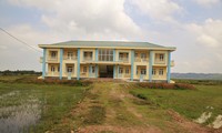 Trường học tiền tỷ xây xong bỏ hoang giữa cánh đồng