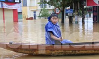 Lũ vây tứ bề: Lệ Thủy, Quảng Bình chìm trong biển nước