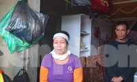 Vợ đau đớn nhìn quan tài chồng trong căn nhà ngập nước