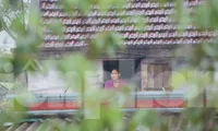 Nước chạm nóc, người dân Hà Tĩnh ngồi mái nhà chờ cứu trợ 