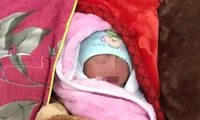 Bé trai 2 ngày tuổi, chưa rụng rốn bị bỏ rơi trong quán ăn