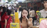 Dịch COVID-19 phức tạp: Nhiều người dân vẫn &apos;quên&apos; đeo khẩu trang khi đi đền, chùa đầu năm