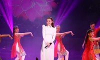 Hồ Ngọc Hà dịu dàng hát trong "Vang mãi giai điệu Tổ quốcà