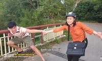 Phương Oanh bị hai chàng trai giằng co