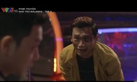 Bách bị đánh te tua vì tội cướp bạn gái của đạo diễn
