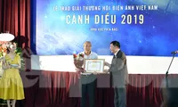 NSƯT đạo diễn Nguyễn Danh Dũng nhận giải Phim truyền hình và đạo diễn xuất sắc. Ảnh: HOÀNG MẠNH THẮNG
