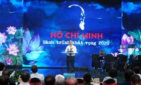 Thủ tướng tới dự và phát biểu tại chương trình giao lưu nghệ thuật “Hồ Chí Minh-Hành trình khát vọng 2020”. Ảnh: Quang Hiếu