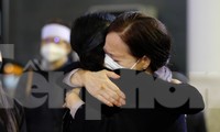 NSND Lê Khanh nghẹn ngào trong lễ tang nhạc sĩ Phú Quang.