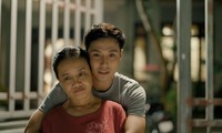 Bà Bích lòe loẹt ‘Hương vị tình thân’ hóa bà mẹ của chiến sĩ công an Thanh Sơn 