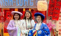 Trải nghiệm tour đêm tại Hoàng thành Thăng Long cho khách Tây