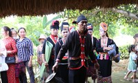 Người Khơ Mú coi trọng lễ mừng nhà mới
