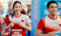 Vợ chồng Á hậu Phương Anh chạy 10km, Hoa khôi Thúy Vi về đích nhẹ nhàng ở Tiền Phong Marathon 2024