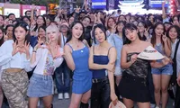 Nhóm Hàn Quốc nhảy &apos;See tình&apos;, nói cảm ơn bằng tiếng Việt