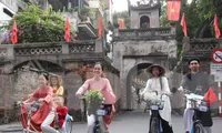 Hàng trăm người mặc áo dài, đạp xe diễu hành khắp phố phường Hà Nội