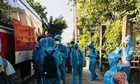 Hình ảnh học sinh Trường THPT Lê Quý Đôn (Nam Đinh) đi cách ly tập trung vì COVID-19.