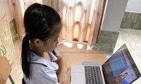 Việc cho học sinh lớp 1, 2 tới trường kiểm tra trực tiếp vẫn còn nhiều ý kiến khác nhau.