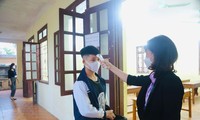 Hà Nội chỉ cho học sinh khối 12 đi học trực tiếp.