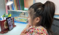 Trẻ mầm non Hà Nội trong một giờ giao lưu với cô giáo, bạn bè bằng phương thức trực tuyến. 
