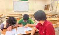 Hi hữu, học sinh lớp 8 chép bài giúp ‘đàn anh’ lớp 9 trong kỳ thi vào 10