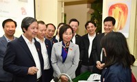 Bộ trưởng GD&amp;ĐT hỏi thẳng: Giáo viên có bị áp đặt lựa chọn sách giáo khoa?