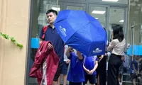 Hà Nội: Lo giông lốc, ngập lụt nhiều trường thông báo đón học sinh sớm