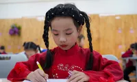 Gần 300 học sinh thi viết chữ đẹp cấp trường, mong được dự thi Chữ đẹp Việt lần 2