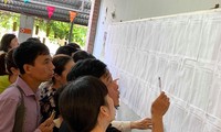 Phụ huynh xem điểm thi lớp 6 cho con ở Trường Lương Thế Vinh sáng 12/6