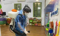 Học sinh nghỉ, các nhà trường tiếp tục vệ sinh trường học.