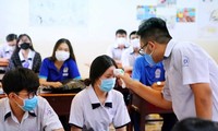 Nơi quy định thí sinh đeo khẩu trang trong giờ làm bài thi, nơi không. 