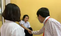Ông Mai Văn Trinh động viên thí sinh bị đau bụng ở điểm thi THPT Ngô Sĩ Liên.