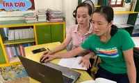 Giáo viên trao đổi, hướng dẫn lẫn nhau những chỗ chưa hiểu trong quá trình tập huấn SGK mới. 