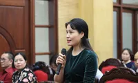 Đại diện trường học đặt câu hỏi với Trưởng phòng GD&ĐT tại buổi đối thoại.
